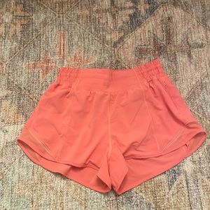 Lululemon Size 4 high rise hotty hot shorts 2.5”